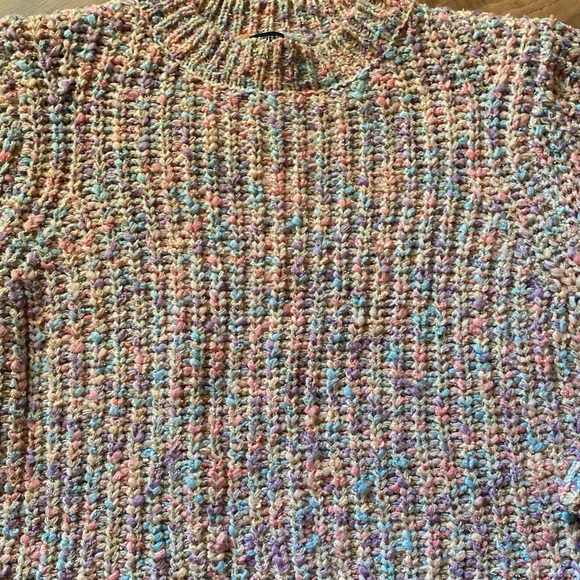 🎶Beautiful Crochet Semi-cropped Sweater - Picture 3 of 9